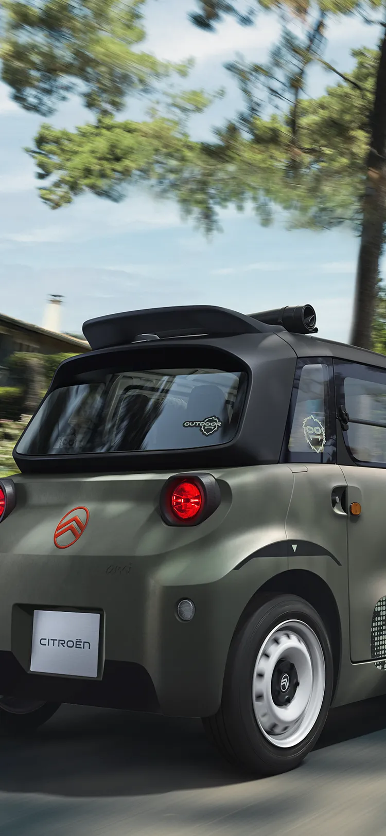 Vista traseira de três quartos do Citroën Ami Outdoor, um microcarro compacto, elétrico e acessível, com um design inovador para a mobilidade urbana