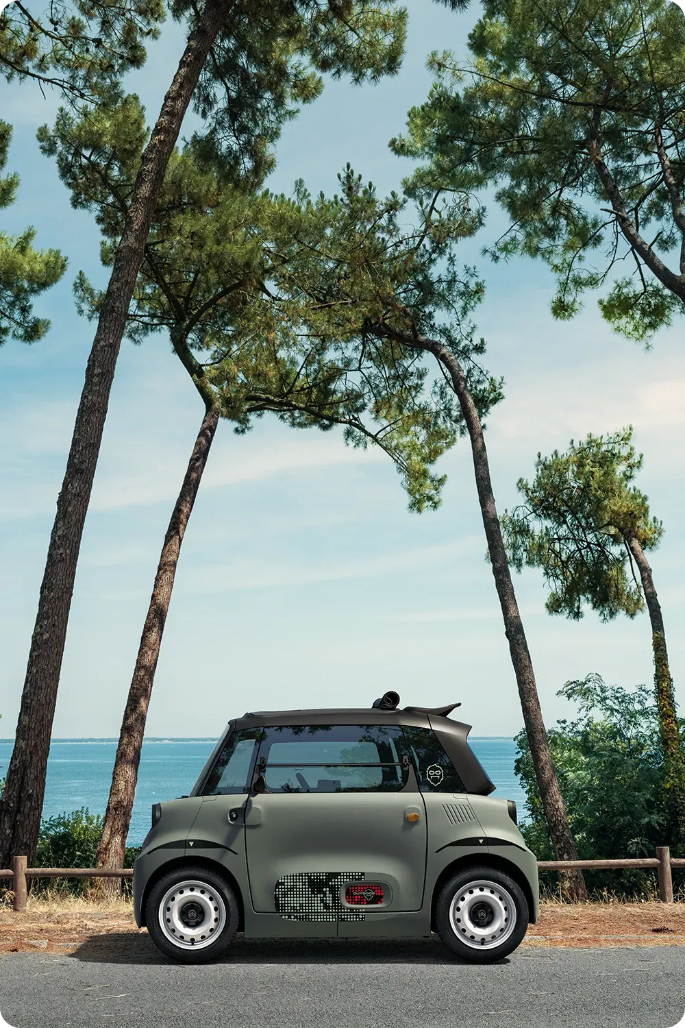 Perfil lateral do Citroën Ami Outdoor, um microcarro compacto, elétrico e acessível com um design inovador para a mobilidade urbana junto ao mar