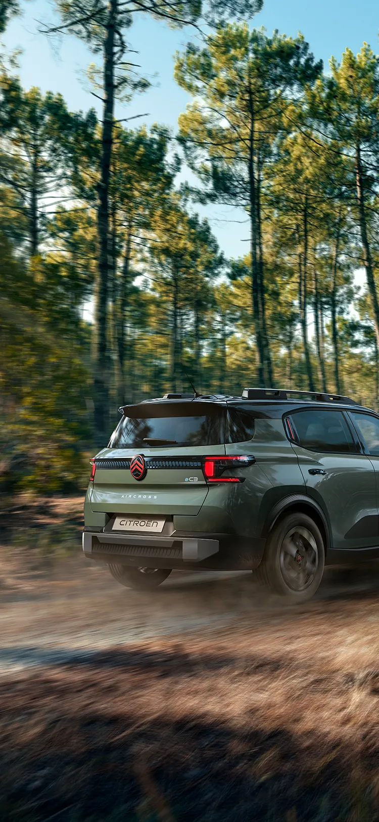 Vista traseira de três quartos do Citroën C3 Aircross Outdoor, um SUV robusto, versátil e confortável, com um apelo inovador para escapadelas