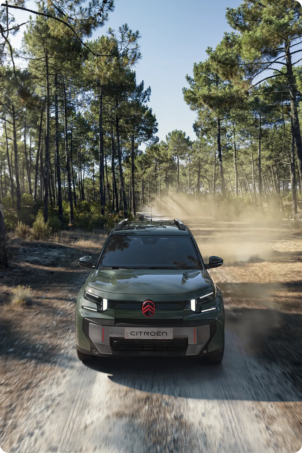 Vista aérea frontal do Citroën C3 Aircross, um SUV robusto, versátil e confortável, com capacidades inovadoras para aventuras ao ar livre