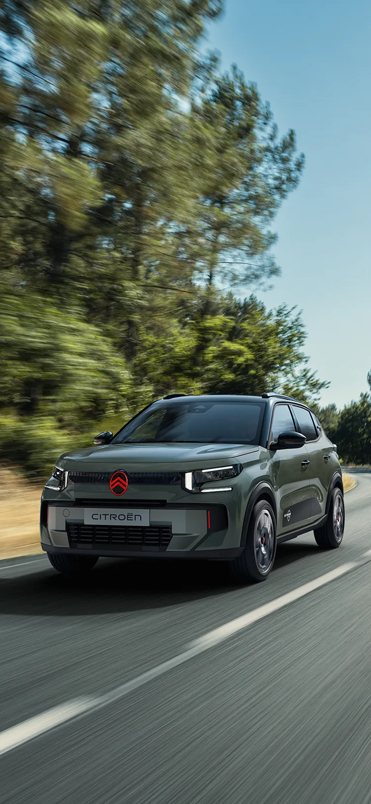 Vista frontal de três quartos do Citroën C3 Outdoor, um hatchback robusto, versátil e confortável, com um aspeto de crossover e um estilo inovador para passeios ao ar livre