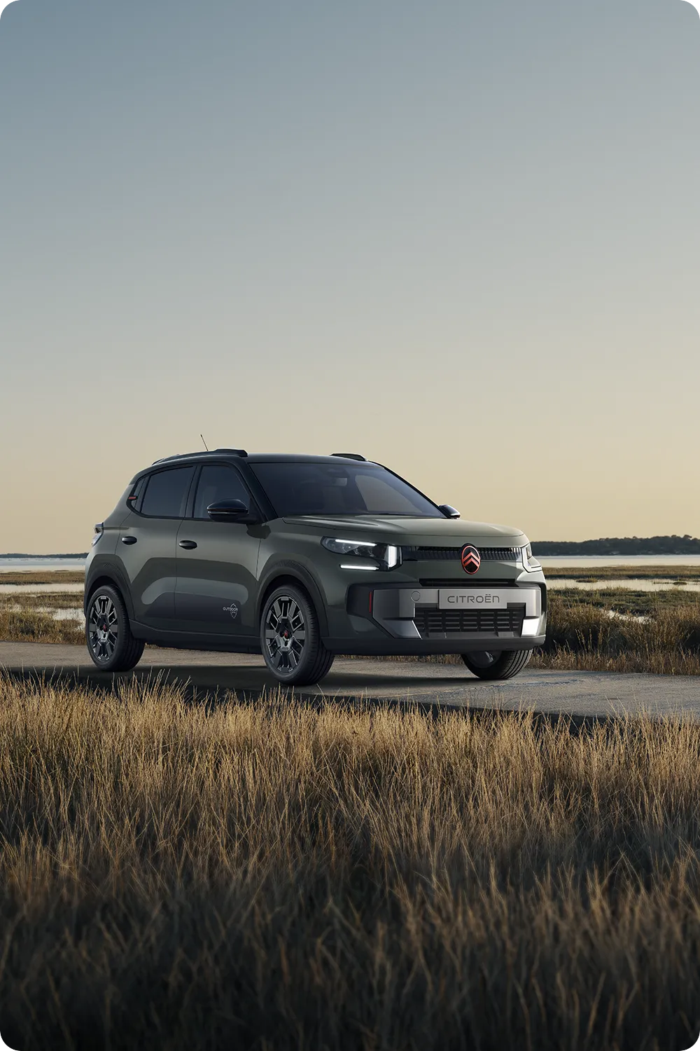 Vista frontal de 3/4 do Citroën C3 Outdoor, um crossover robusto, versátil e confortável com um estilo inovador para viagens pelo litoral