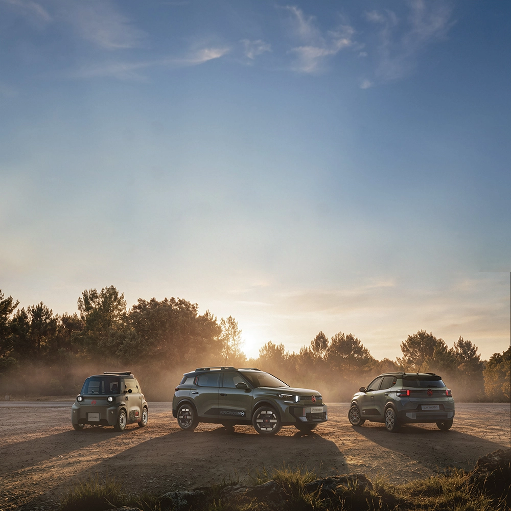 Vista de três quartos da gama Citroën, espaçosa, versátil e confortável, com um visual inovador inspirado no ar livre: C3 Outdoor, C3 Aircross Outdoor e Ami Outdoor.