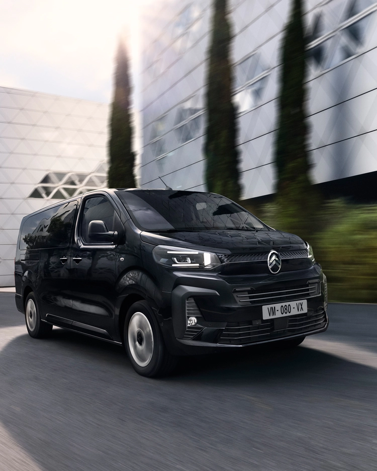 Vista dianteira em três quartos do Citroën SpaceTourer em circulação num ambiente urbano, destacando o seu design dinâmico.
