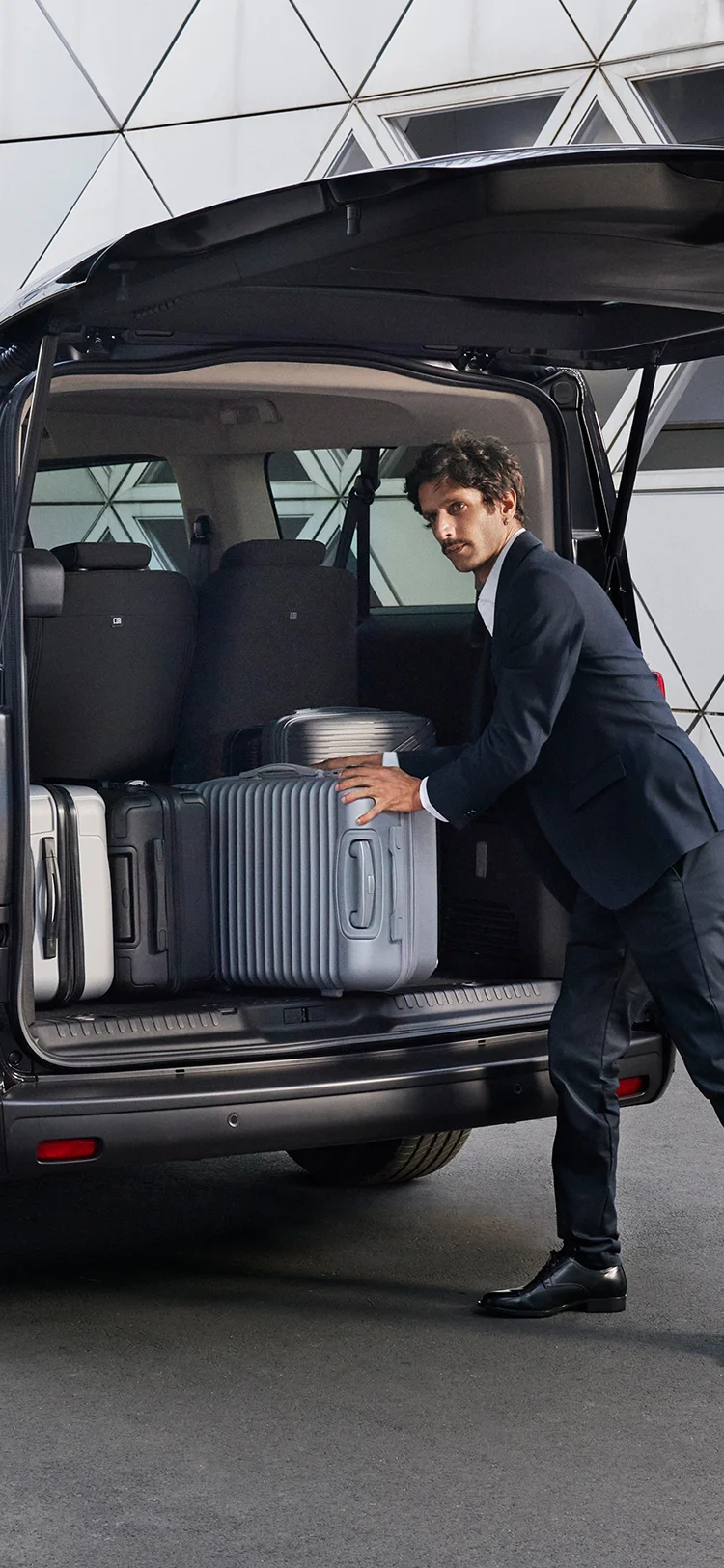 Vista traseira do Citroën SpaceTourer com a bagageira aberta enquanto são carregadas várias malas, evidenciando a generosa capacidade de carga.