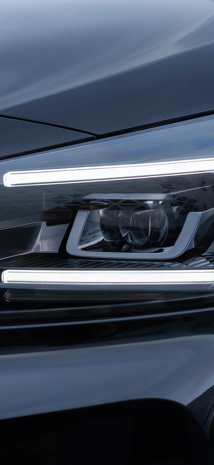 Grande plano do farol dianteiro do Citroën SpaceTourer, destacando o seu design moderno com tecnologia de iluminação LED.