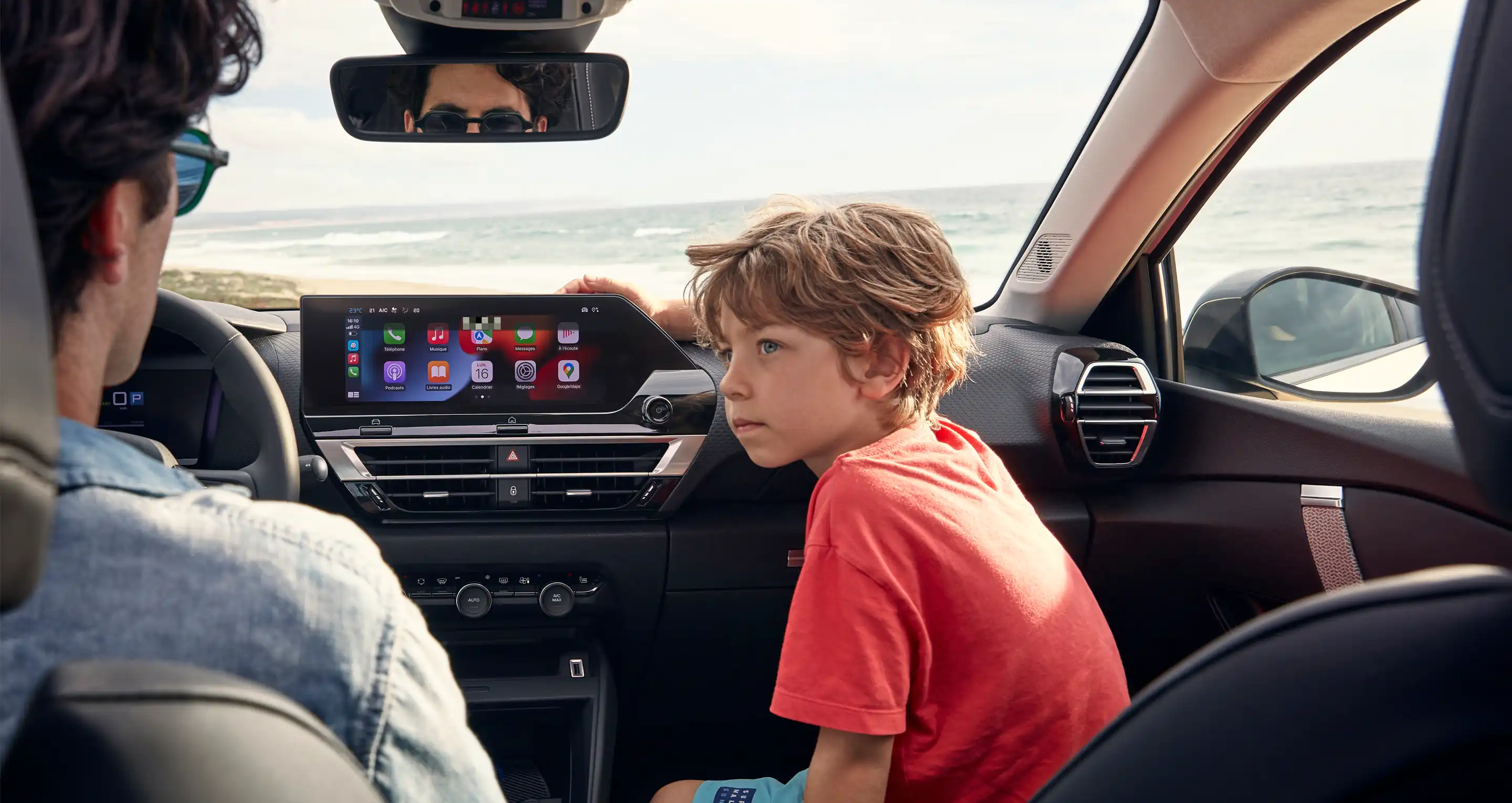 Vista interior de um veículo Citroën com ecrã central, apresentando funcionalidades multimédia e entretenimento conectado