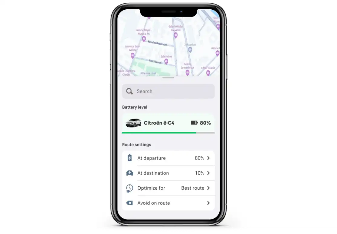 Ecrã de smartphone a apresentar planeamento de rota elétrica com paragens de carregamento, ilustrando o serviço e-ROUTES by Free2move Charge