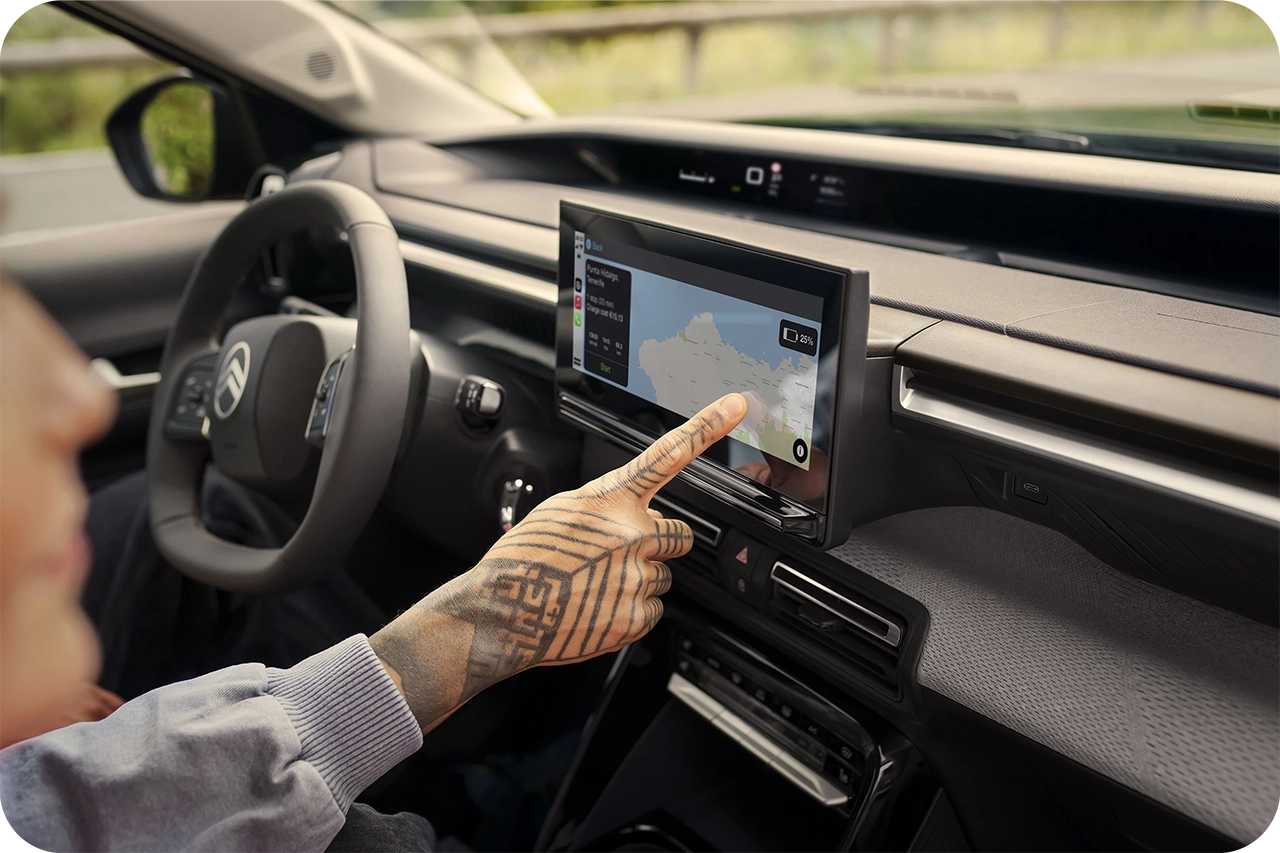 Vista do cockpit de um Citroën com ecrã de navegação, apresentando orientação de rota conectada e informações em tempo real