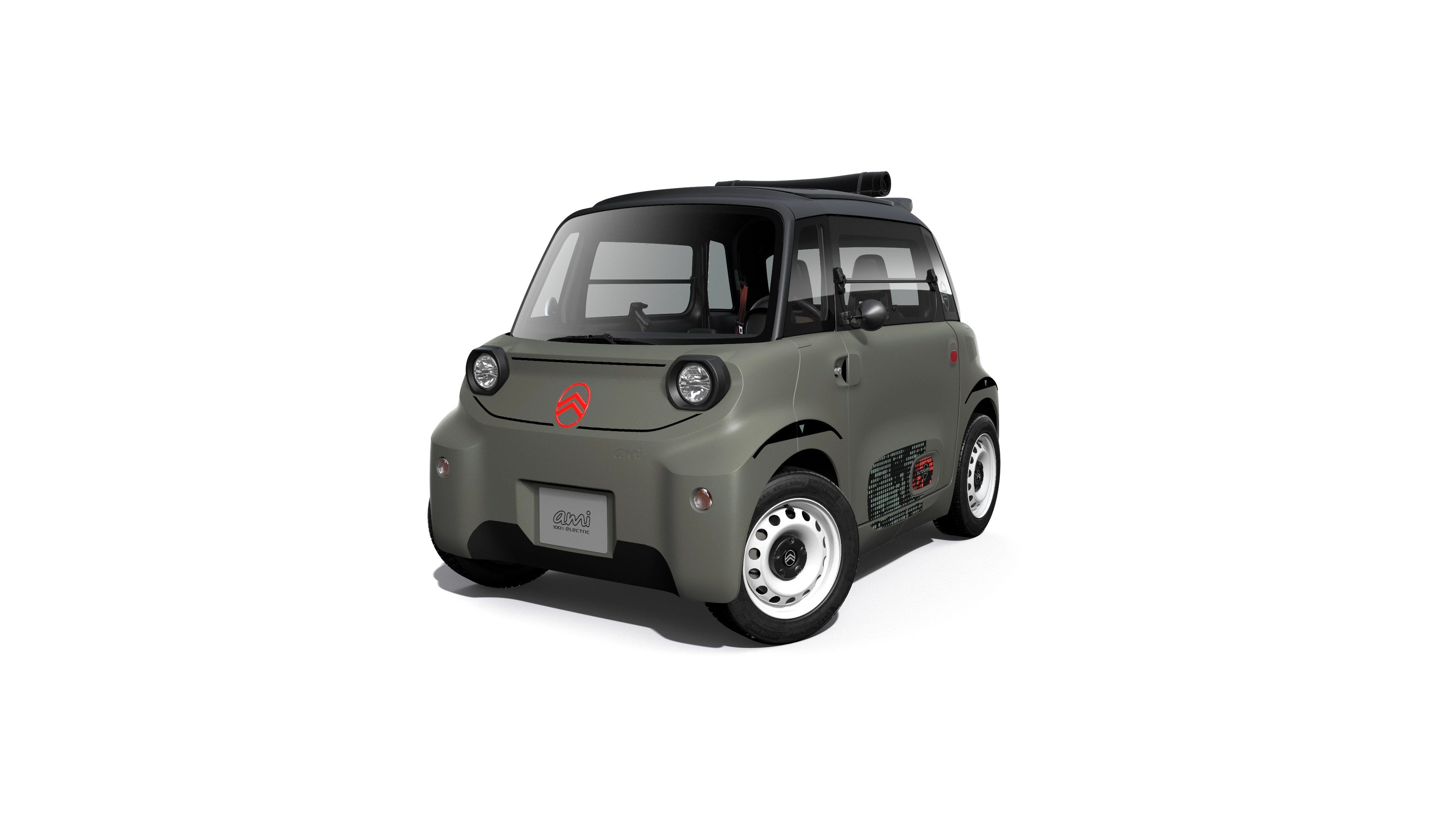 A vista de três quartos frontal do Citroën ami Outdoor apresenta um microcarro elétrico, a solução de mobilidade elétrica da Citroën para deslocações urbanas