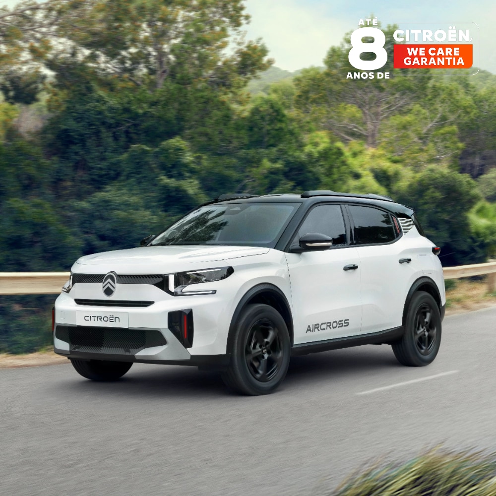 Vista frontal de três quartos do Citroën C3 Aircross na estrada destacando o design premiado e a garantia de 8 anos para uma mobilidade segura e acessível.