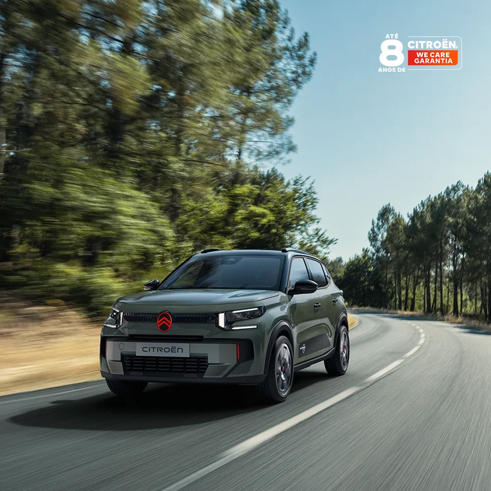 A vista de três quartos da frente do Citroën ëC3 Outdoor, com a assinatura de luzes LED, ilustra o Citroën Advanced Comfort num percurso panorâmico